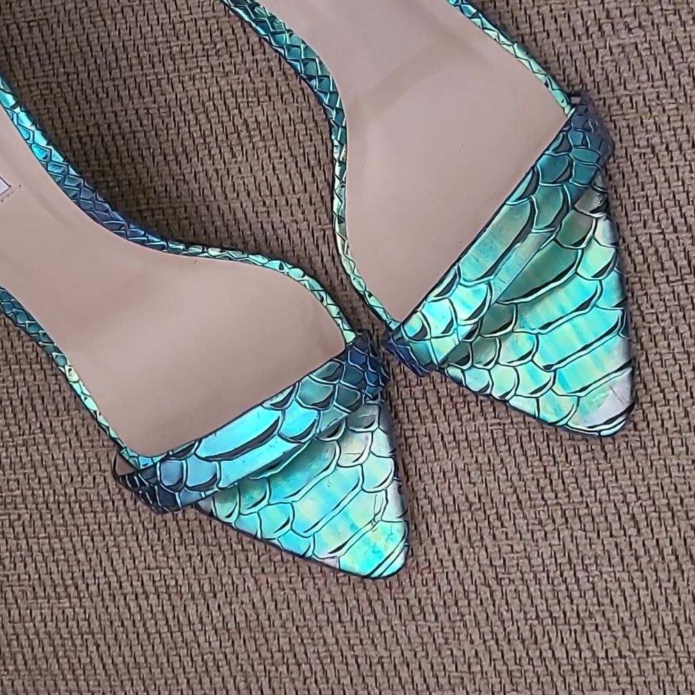 STEVE MADDEN WOMEN'S SANE IRIDESCENT SNAKE PRINT POINTED SANDALS - Picture 2 of 11